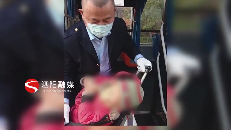 　　老人要抱孩子，又要拿兒童車，體力上吃不消，楊軍和其他九位同事每次遇到這對祖孫倆都會搭把手。他們說，只要上了車就是我們的乘客，作為公交車司機，我們就要對他們盡責。時間長了，彼此熟悉了，司機們還專門讓乘客給祖孫倆預留“專座”。  　　泗陽交通產業(yè)集團城市公交分公司107路公交車司機 楊軍：有時候我們把后門打開的時候，我們從駕駛室方位還沒下來的時候，就有乘客已經開始主動的幫忙去搭手了，幫祖孫倆上了車。